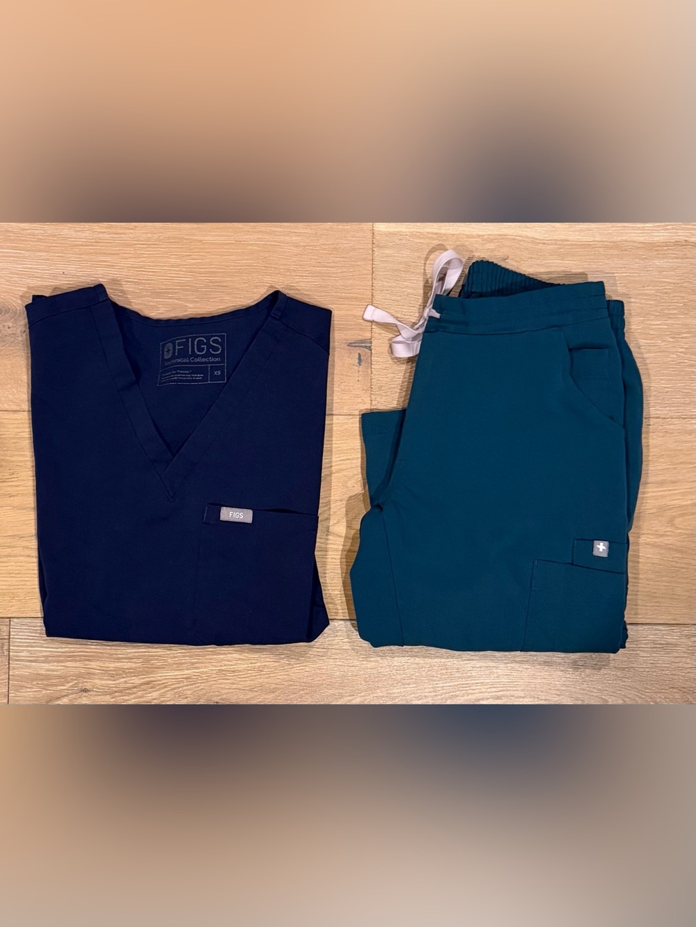 FIGS “Caribbean Blue” and Navy Scrub Set | XS Catarina Top | XXS Yola Scrub Pant